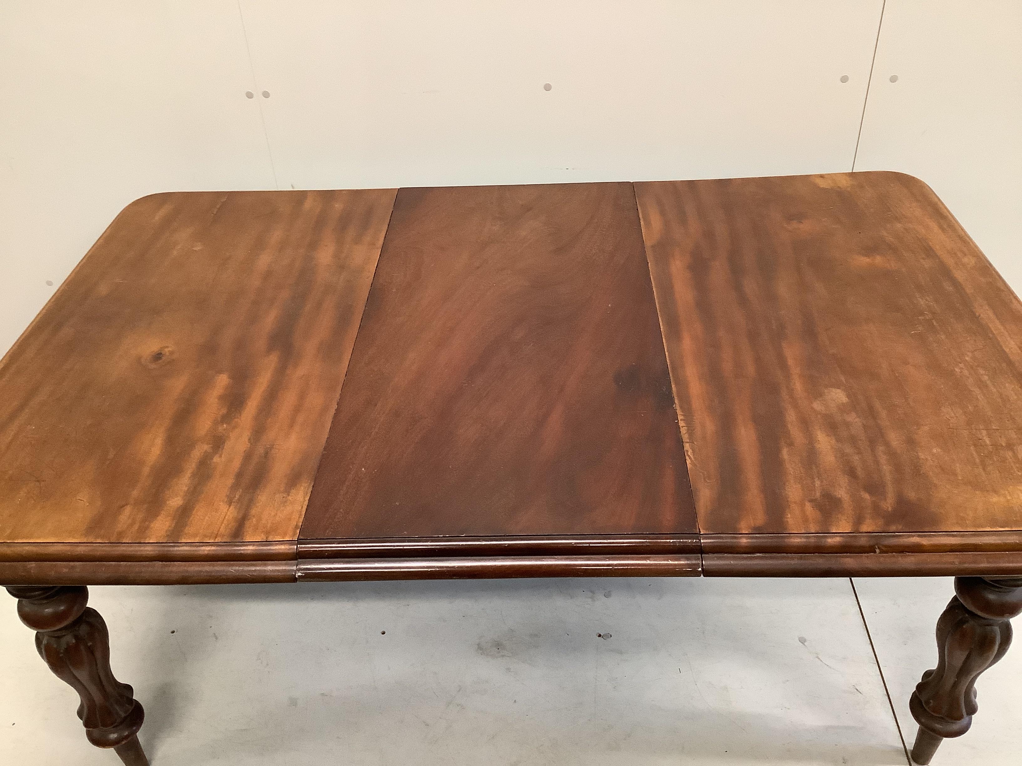A Victorian mahogany extending dining table, length 162cm extended, one spare leaf, depth 102cm, height 73cm